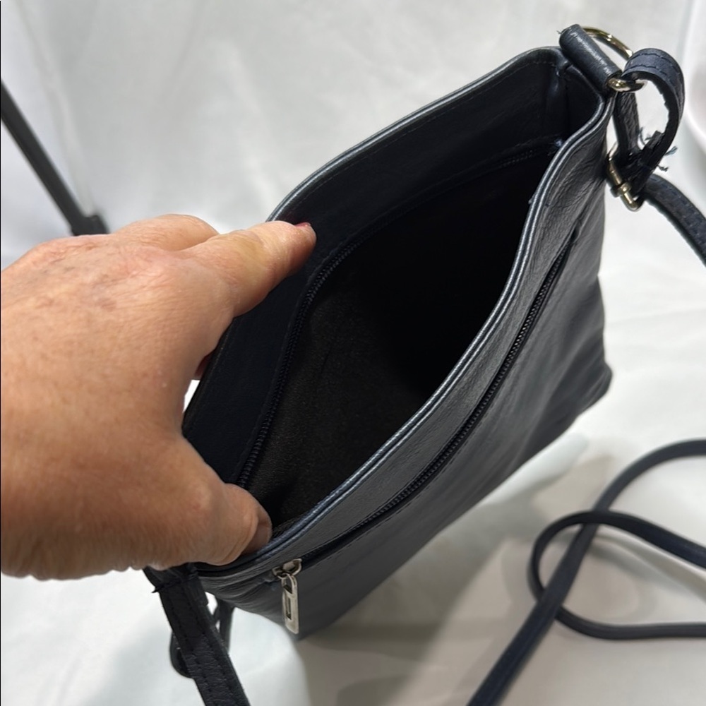 Vera Pelle Navy Blue Genuine Leather Crossbody Bag with Zippered Pockets - Picture 8 of 15
